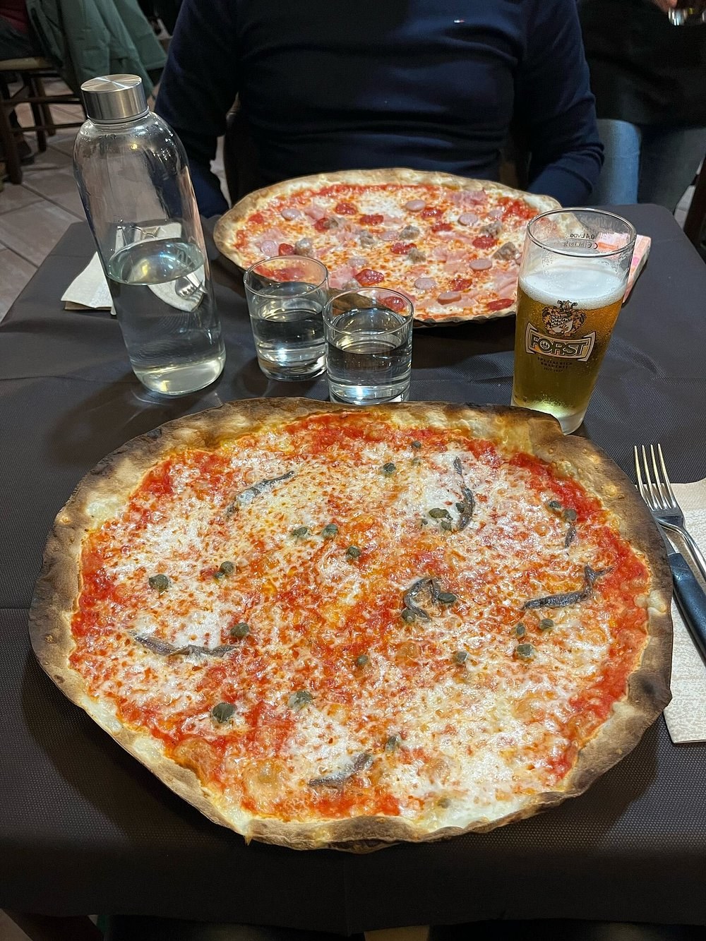 La pizza bassa di Più45, servita a tavola